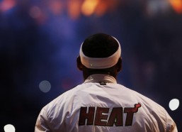 华体会官方-谢迪拉坦言圣西罗之战，长时间与国米抗衡展现球队韧性与成长