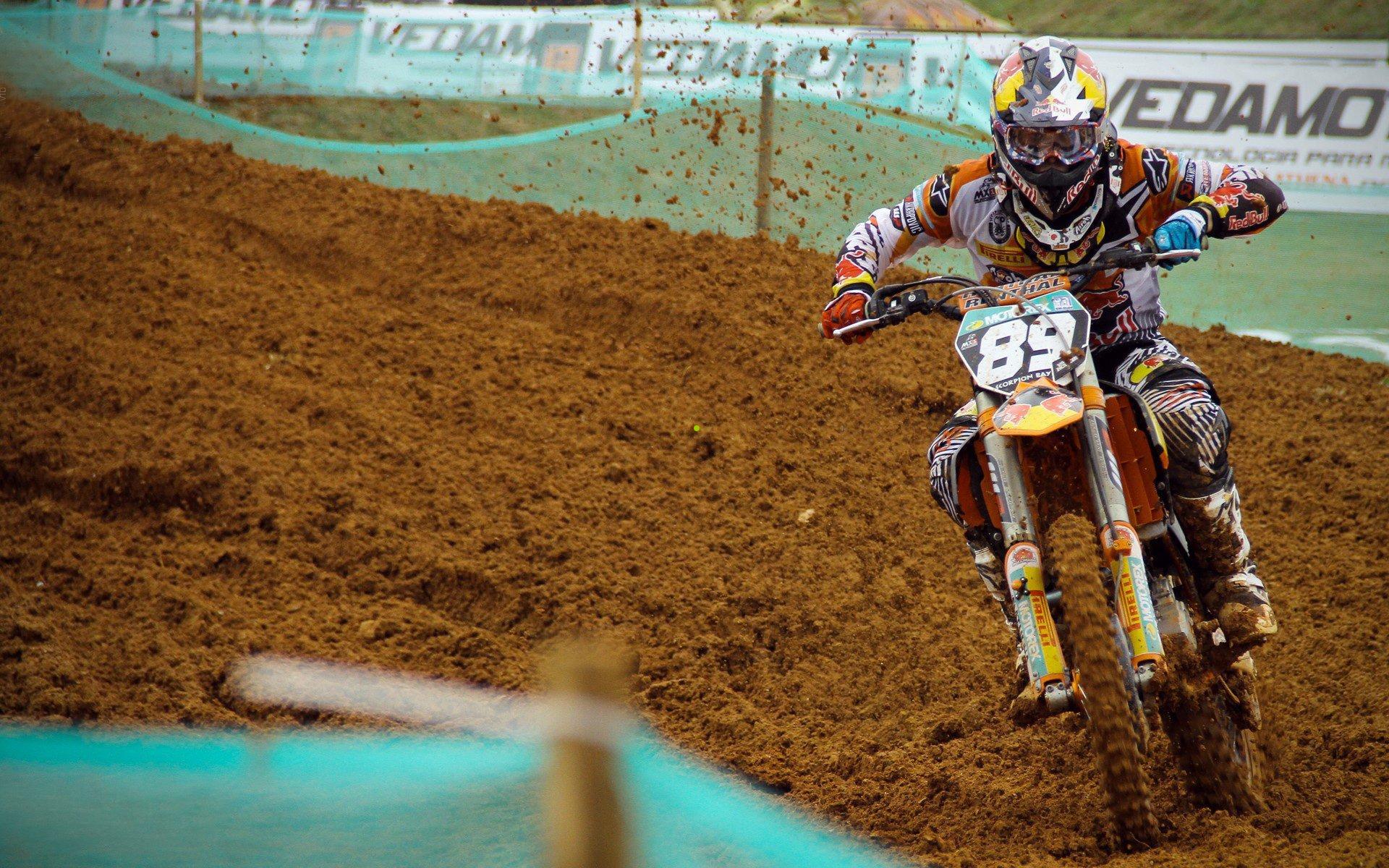 里尔中场布阿迪经纪团队否认巴黎圣日耳曼转会传闻，去年AC米兰两千万欧元报价曾遭拒绝